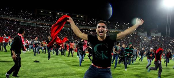 Kurzer Moment des Glcks: Fans des FC Tractor sazi strmen am 15. Mai 2015 den Rasen, im Glauben, ihr Klub sei erstmals iranischer Meister.